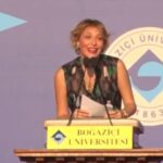 Gülse Birsel Instagram – Haziran 2017 idi. Sesim kısıktı ama bu görev bana verildiği için çok onurluydum… 
Turgut Uyar’ın Denge şiiriyle anlatmaya çalıştım Boğaziçi’ni. 
Kavga, dövüş, şiddetin, gerginlik ve kutuplaşmanın hiç birimize faydası yok! 
Ne olur bizim dengemizi bozmayınız.
(Özel rica: Yorum yapacaksanız üsluba, nezakete dikkat edelim, bari burada kavga etmeyelim.)