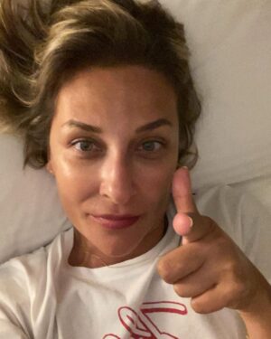 Gülse Birsel Instagram - Adanalıların sıcaktan güneşe ateş etmesi hissinin aynısını soğukta yaşıyorum! #tamamyettiyazgelsin #donuyoz #istanbuleksi4