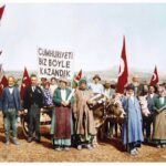 Gülse Birsel Instagram - Bu fotoğraf 1933 yılının Cumhuriyet Bayramı’nda çekiliyor. Uşak’ın ilk fotoğrafçısı Hüsnü Kazım Özler tarafından. Babamın deyimiyle “Foto Kazım”. Fotoğrafta gördüğünüz siyah ceketli, kravatlı adam, babamın kuzeni. Dedem Mücahit Asım’ın eşinin (yani babaannemin) dayısının oğlu Kamil Kabalak. 1990’ların başında babam bu fotoğrafı evde buluyor! Resimdeki kuzeni Kamil Kabalak’ın oğlu Hasan Kabalak’a, Ankara’ya yolluyor. Onlar da Genelkurmay Başkanlığı’nın arşivine gönderiyorlar. Fakat arşive yanlışlıkla Ankara’da 1929’da çekilmiş diye kaydediliyor. 2007 yılında, fotoğraftaki Kamil Kabalak’ın yeğeni, Tuğgeneral Zeki Güngör, dayısının bulunduğu resmi, bir askeri tesiste “Ankara–1929” yazısıyla görüyor. Düzeltilmesi için dava açıyor. Fotoğrafın Uşak’ta çekildiği tespit ediliyor.. Bu topraklarda yaşayan her ailenin, fotoğrafı olmasa da buna benzer onlarca Kurtuluş Savaşı anısı, şehidi, gazisi vardır. Ama şunu söylemem gerek: Şimdilerde vatandaş ayıran, sevmediğini ülkeden kovan, beğenmediğine vatan haini, Bizans Tohumu cart curt diyenler var ya... Yav kimse üstüne alınmıyor güzel kardeşim! Sen o lafı söyleyip milleti birbirine düşman etmeye çalıştığınla, o ibretlik halinle öyle kalıyorsun. Çünkü harbiden biz fotoğraftaki gibi “Cumhuriyet’i işte böyle kazandık”. Şapkalısı, yemenilisi, kravatlısı, sakallısı, saçı kapalısı, saçı görüneni, şalvarlısı, takım elbiselisiyle. Envai çeşit kadın ve erkekle. Milyonlarca, birbirine benzemeyen, ama hepsi de çok vatansever insanla. Bu Cumhuriyet, bu vatan Atatürk ve bu insanların sayesinde var! Siyaset uğruna birbirimize isim takıp hangimiz daha makbul ve değerli vatandaşız diye ayırmayı bırakalım mı artık? Çünkü biz Cumhuriyet’i, resimde de görüldüğü gibi, böyle kazandık: Çok zor! Birbirimize “Bizans bilmem nesi”, “Şu renk Türk” “Aslı öyleymiş böyleymiş” vs. dersek, o isim taktığın, ötelemeye çalıştığın adam tak diye şu tarz bir fotoğraf çıkarır koyar ortaya, sana çok fena kapak olur! Sevgili Vatandaşlarım, Cumhuriyet Bayramımız kutlu olsun! 🇹🇷🇹🇷🇹🇷#cumhuriyetbayramı #29Ekim #Atatürk #Uşak