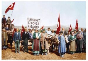 Gülse Birsel Instagram - Bu fotoğraf 1933 yılının Cumhuriyet Bayramı’nda çekiliyor. Uşak’ın ilk fotoğrafçısı Hüsnü Kazım Özler tarafından. Babamın deyimiyle “Foto Kazım”. 
Fotoğrafta gördüğünüz siyah ceketli, kravatlı adam, babamın kuzeni. Dedem Mücahit Asım’ın eşinin (yani babaannemin) dayısının oğlu Kamil Kabalak.
1990’ların başında babam bu fotoğrafı evde buluyor! Resimdeki kuzeni Kamil Kabalak’ın oğlu Hasan Kabalak’a, Ankara’ya yolluyor. Onlar da Genelkurmay Başkanlığı’nın arşivine gönderiyorlar. Fakat arşive yanlışlıkla Ankara’da 1929’da çekilmiş diye kaydediliyor. 2007 yılında, fotoğraftaki Kamil Kabalak’ın yeğeni, Tuğgeneral Zeki Güngör, dayısının bulunduğu resmi, bir askeri tesiste “Ankara–1929” yazısıyla görüyor. Düzeltilmesi için dava açıyor. Fotoğrafın Uşak’ta çekildiği tespit ediliyor.. 
Bu topraklarda yaşayan her ailenin, fotoğrafı olmasa da buna benzer onlarca Kurtuluş Savaşı anısı, şehidi, gazisi vardır. 
Ama şunu söylemem gerek: Şimdilerde vatandaş ayıran, sevmediğini ülkeden kovan, beğenmediğine vatan haini, Bizans Tohumu cart curt diyenler var ya... Yav kimse üstüne alınmıyor güzel kardeşim! Sen o lafı söyleyip milleti birbirine düşman etmeye çalıştığınla, o ibretlik halinle öyle kalıyorsun.
Çünkü harbiden biz fotoğraftaki gibi “Cumhuriyet’i işte böyle kazandık”. Şapkalısı, yemenilisi, kravatlısı, sakallısı, saçı kapalısı, saçı görüneni, şalvarlısı, takım elbiselisiyle. Envai çeşit kadın ve erkekle. Milyonlarca, birbirine benzemeyen, ama hepsi de çok vatansever insanla. Bu Cumhuriyet, bu vatan Atatürk ve bu insanların sayesinde var!  Siyaset uğruna birbirimize isim takıp hangimiz daha makbul ve değerli vatandaşız diye ayırmayı bırakalım mı artık? Çünkü biz Cumhuriyet’i, resimde de görüldüğü gibi, böyle kazandık: Çok zor!
Birbirimize “Bizans bilmem nesi”, “Şu renk Türk” “Aslı öyleymiş böyleymiş” vs. dersek, o isim taktığın, ötelemeye çalıştığın adam tak diye şu tarz bir fotoğraf çıkarır koyar ortaya, sana çok fena kapak olur! 
Sevgili Vatandaşlarım, Cumhuriyet Bayramımız kutlu olsun! 🇹🇷🇹🇷🇹🇷#cumhuriyetbayramı #29Ekim #Atatürk #Uşak