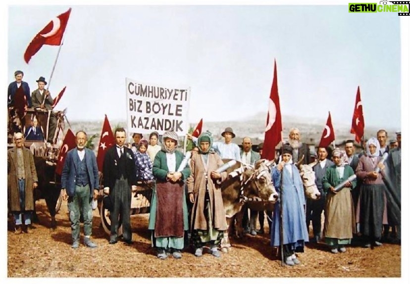 Gülse Birsel Instagram - Bu fotoğraf 1933 yılının Cumhuriyet Bayramı’nda çekiliyor. Uşak’ın ilk fotoğrafçısı Hüsnü Kazım Özler tarafından. Babamın deyimiyle “Foto Kazım”. Fotoğrafta gördüğünüz siyah ceketli, kravatlı adam, babamın kuzeni. Dedem Mücahit Asım’ın eşinin (yani babaannemin) dayısının oğlu Kamil Kabalak. 1990’ların başında babam bu fotoğrafı evde buluyor! Resimdeki kuzeni Kamil Kabalak’ın oğlu Hasan Kabalak’a, Ankara’ya yolluyor. Onlar da Genelkurmay Başkanlığı’nın arşivine gönderiyorlar. Fakat arşive yanlışlıkla Ankara’da 1929’da çekilmiş diye kaydediliyor. 2007 yılında, fotoğraftaki Kamil Kabalak’ın yeğeni, Tuğgeneral Zeki Güngör, dayısının bulunduğu resmi, bir askeri tesiste “Ankara–1929” yazısıyla görüyor. Düzeltilmesi için dava açıyor. Fotoğrafın Uşak’ta çekildiği tespit ediliyor.. Bu topraklarda yaşayan her ailenin, fotoğrafı olmasa da buna benzer onlarca Kurtuluş Savaşı anısı, şehidi, gazisi vardır. Ama şunu söylemem gerek: Şimdilerde vatandaş ayıran, sevmediğini ülkeden kovan, beğenmediğine vatan haini, Bizans Tohumu cart curt diyenler var ya... Yav kimse üstüne alınmıyor güzel kardeşim! Sen o lafı söyleyip milleti birbirine düşman etmeye çalıştığınla, o ibretlik halinle öyle kalıyorsun. Çünkü harbiden biz fotoğraftaki gibi “Cumhuriyet’i işte böyle kazandık”. Şapkalısı, yemenilisi, kravatlısı, sakallısı, saçı kapalısı, saçı görüneni, şalvarlısı, takım elbiselisiyle. Envai çeşit kadın ve erkekle. Milyonlarca, birbirine benzemeyen, ama hepsi de çok vatansever insanla. Bu Cumhuriyet, bu vatan Atatürk ve bu insanların sayesinde var! Siyaset uğruna birbirimize isim takıp hangimiz daha makbul ve değerli vatandaşız diye ayırmayı bırakalım mı artık? Çünkü biz Cumhuriyet’i, resimde de görüldüğü gibi, böyle kazandık: Çok zor! Birbirimize “Bizans bilmem nesi”, “Şu renk Türk” “Aslı öyleymiş böyleymiş” vs. dersek, o isim taktığın, ötelemeye çalıştığın adam tak diye şu tarz bir fotoğraf çıkarır koyar ortaya, sana çok fena kapak olur! Sevgili Vatandaşlarım, Cumhuriyet Bayramımız kutlu olsun! 🇹🇷🇹🇷🇹🇷#cumhuriyetbayramı #29Ekim #Atatürk #Uşak