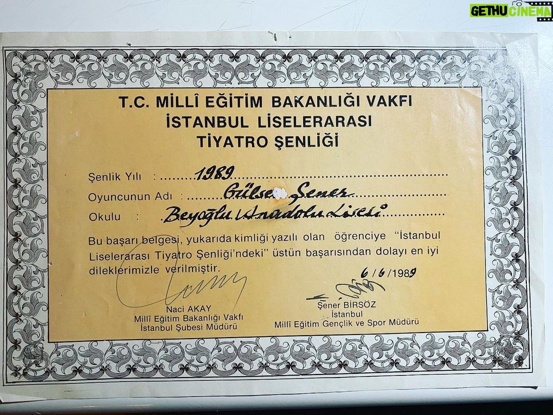 Gülse Birsel Instagram - Lise öğrencisiyken @adusenkalkar yönetmenliğinde Pygmalion oynayıp, ödül filan alırken MEB de bu belgeyi vermiş, ne güzel. Hem o dönemki bakanlığa hem eski odamı spor salonuna çevirip bunu bulmamı sağlayan babama teşekkür ederim!