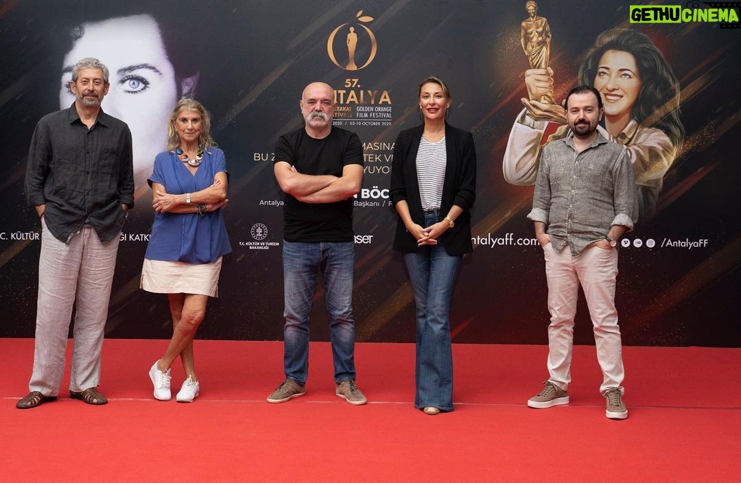 Gülse Birsel Instagram - Jüri seçimlerini yaptı, içi rahat. Antalya Altın Portakal ödül töreni bu akşam. 🎞🎥 @antalyaff @kesalercan @zeyneporal1 @kivancetto #tanerbirsel (Yayın Haberturk’te.)
