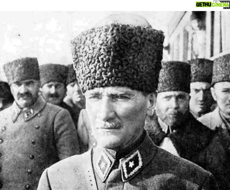 Gülse Birsel Instagram - 30 Ağustos Zafer Bayramımız kutlu olsun. Kutlanacak zaferler armağan eden muazzam kahramanlara hayranlık, minnet ve saygıyla... 🇹🇷🇹🇷🇹🇷