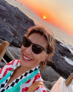 Gülse Birsel Instagram - Mutsuzluğa sebep çok şey var. Dünya çiçek bahçesi olmaktan hiç bu kadar uzaklaşmamıştı. En tuzu kuru için bile Vasfiye Teyze’nin dediği gibi: “Herkesin hayatı berbattır, yeter ki doğru yerden bakmasını bil”. Öte yandan “Öyle böyle döndürecen değirmenini, n’apacan?” Yani bi günbatımıydı, bi şakaydı, bi gelecek hayaliydi, gülümseme fırsatı bulduğunuzda atlayın üzerine!