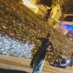 Gülse Birsel Instagram - Bu kadar yıl her yaz gelir giderim, paşanın evinin önünde ilk fotoğrafım. #zekimüren #bodrum #keşkeileridebanabodrumunprensesifilandense