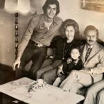 Gülse Birsel Instagram - Babalar Günü’nde, babamın dibinde ve kadrajın merkezinde olduğum bir aile fotoğrafı. Tekne kazıntılığı bir tür starlıktır! #babalargününkutluolsunbabacım (Fotoğraftakiler annem, babam, abim ve ablam. Babam şu an yazlıkta. “Babalar Günü’nü kutlarız, biraz geç git” dedik, “Sezon açıldı, şehirde sıkıldım, artık sonra kutlarız, olduuu” dedi ve bastı gitti. Böyle de cool bir insan!)