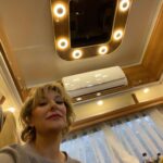Gülse Birsel Instagram – Çekim karavanının olmazsa olmazları: Meyve tabağı, fındık fıstık, minik çiçek jesti, tabldot set yemeği, tulumba tatlısı, gece hayatı efektli tavan, hava 5 derecenin altındaysa pek kullanılmayan buzdolabı, çok makbule geçen sıcak su torbası. Işıltılı hayatlarımızdan bir kesit.