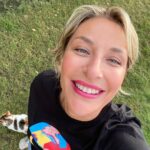 Gülse Birsel Instagram – Çimler, güneş, kediler, utanmadan hala mayoyla bronzlaşmalar derken, Ege’de her şey kulak memesi kıvamında giderken, 2 gündür özel efekt çapında şimşekler yıldırımlar! Kimin gözü kaldıysa derhal açıklasın! Veya biri beni Aralık ortasında olduğumuz ve yazın çoktan bittiği gerçeğine davet etsin. 🌩⚡️