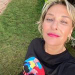 Gülse Birsel Instagram - Çimler, güneş, kediler, utanmadan hala mayoyla bronzlaşmalar derken, Ege’de her şey kulak memesi kıvamında giderken, 2 gündür özel efekt çapında şimşekler yıldırımlar! Kimin gözü kaldıysa derhal açıklasın! Veya biri beni Aralık ortasında olduğumuz ve yazın çoktan bittiği gerçeğine davet etsin. 🌩⚡️
