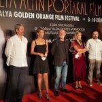 Gülse Birsel Instagram - Antalya Altın Portakal Film Festivali’ni açtık. Ve hayatımın ilk maskeli röportajını verdim! Sinema için de pandemiyle savaş için de hayırlısı uğurlusu. Jürimiz çiçek, o da ayrı. (Not: Basın mensuplarının hepsinde maske vardı ve 1.5-2 metre mesafeden röportaj yaptılar. Ben yine de tedirgin olayım da, neme lazım... ) @antalyaff @kesalercan @zeyneporal1 @kivancetto #tanerbirsel #57.antalyaaltınportakal #altınportakalulusalyarışma