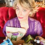 Gülse Birsel Instagram – Canımdan çok sevdiğim @duru’cular bir ömür boyu yetecek kadar sabun, @durugranulmatik ve duş jeli yollamışlar. Normalde de iyi hediye ama şu corona günlerinde çiçek. Fakat nasıl döndük geldik “Sabun candır”a di mi? Benim gibi sabun koleksiyonu yapan, yarım saatte bir el yıkama huyu olanların günüdür bu günler! #sabuncandır