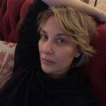 Gülse Birsel Instagram - Gözüm üzerinizde! Jet Sosyete 59. Bölümüyle, yine evlerden çektiğimiz bir bölümle planladığımız tarihte (hatta biraz daha geç) final yapacak. 3. sezonun 20. Bölümüyle yani. Bu ikinci bir #evdekal özel bölümü. Siz bu tuhaf günlerde neler yaşadınız? Malumunuz senaryo ekibim yoktur, hep tek tabanca yazarım. Ama bu bölümde sizden gelen hikayeleri de senaryoya koyarım belki.🤓 Story’de de anlattım. Bu post’un altına corona günlerinde başınıza gelen hikayeleri bekliyorum.💫 #jetsosyete (Evet makyaj yok, zorunuza mı gitti?)