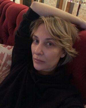 Gülse Birsel Instagram - Gözüm üzerinizde! Jet Sosyete 59. Bölümüyle, yine evlerden çektiğimiz bir bölümle planladığımız tarihte (hatta biraz daha geç) final yapacak. 3. sezonun 20. Bölümüyle yani. Bu ikinci bir #evdekal özel bölümü. Siz bu tuhaf günlerde neler yaşadınız? Malumunuz senaryo ekibim yoktur, hep tek tabanca yazarım. Ama bu bölümde sizden gelen hikayeleri de senaryoya koyarım belki.🤓 Story’de de anlattım. Bu post’un altına corona günlerinde başınıza gelen hikayeleri bekliyorum.💫 #jetsosyete (Evet makyaj yok, zorunuza mı gitti?)