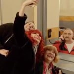 Gülse Birsel Instagram - Yarın akşam ve her Çarşamba Jet Sosyete Star’da! (Yarın akşam izleyeceğimiz bölümün hikayelerinden biri Cengiz’in virüs korkusu. 6 Mart’ta puhutv’de yayınlanmış ve Şubat ortası çekilmişti. Corona günleri henüz gelmemişti, daha iyimserdik. Lütfen o gözle seyrediniz. Her ne kadar Cengiz’in korktuğu rinovavirüs adlı hayal ürünü virüs olsa da... Sağlıklı günler.) #jetsosyete #startv @jetsosyete #imkanıolanevdekalsın