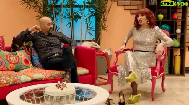 Gülse Birsel Instagram - Evde oturma, temizlik yapma, “tellik”, sabun ve çamaşır suyu girdabına girdik mi? Oooh en güzeli. Şimdi mis gibi evinizin tadını çıkarın. #dizinikırevindeoturtürkiye #çetiklerinigiyevindeotur #tilliklerinigiyevdekal