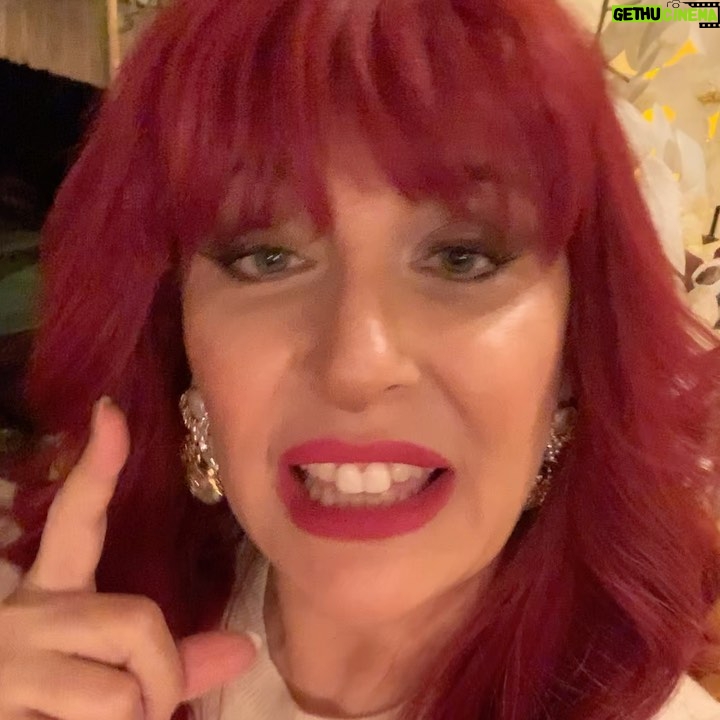 Gülse Birsel Instagram - Gizem işi gücü olmadığı halde tatil günü sokakta gezinen sorumsuzları gördükçe sertleşiyor, hashtag evriliyor! #dizinikırevindeoturtürkiye