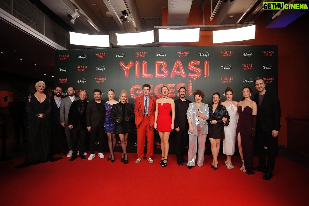 Gülse Birsel Instagram - Dünden kalan harikalıklar. 12.00’da başlayan röportaj maratonu sonrası 20.00 civarı bir hızlı yemek ve üst değiştirme arası alıyor, sonra 20.30’da basına pozlar, dostlara uzaktan selamlar verip sahneye çıkıyor, ardından filmi seyredip tekrar sahneye çıkıyorsunuz. Ayaklar ağrıyor, allık olmasa insanın beti benzi atıyor filan. “Gala” bu arkadaşlar. Pek bir parti diyemeyiz yani. İşin bir parçası. Ama filme kahkaha atıldıkça, ara alkışlar aldıkça, şarkılar beraber söylenip insanlar coştukça benim için son yılların en mutlu partisine dönüştü dün gece! 🎉💫✨ #YılbaşıGecesi 30 Aralık @disneyplustr
