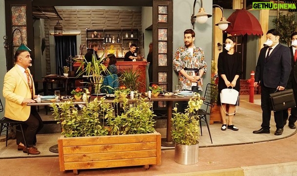 Gülse Birsel Instagram - Sosyetenin virüsle imtihanı! Şu an @puhutv’de yayında! @jetsosyete her Cuma @puhutv, her Çarşamba Star ekranlarında.💫🌟 #puhutv #startv #jetsosyete