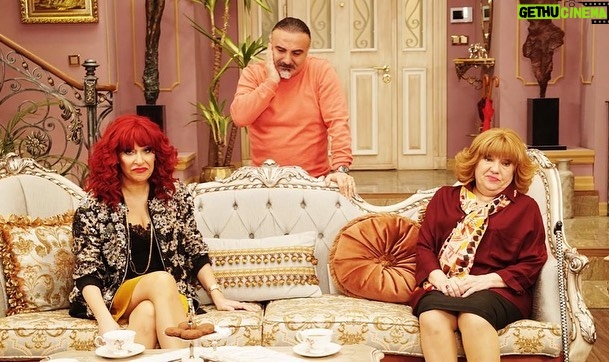 Gülse Birsel Instagram - Sosyetenin virüsle imtihanı! Şu an @puhutv’de yayında! @jetsosyete her Cuma @puhutv, her Çarşamba Star ekranlarında.💫🌟 #puhutv #startv #jetsosyete