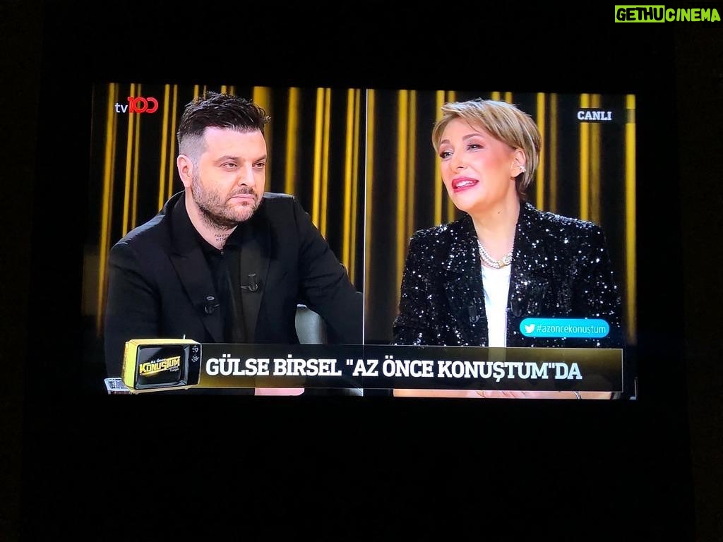 Gülse Birsel Instagram - #YılbaşıGecesi’ni @candastolga ‘ya @tv.100 ‘de anlattım. Söyleşi merak edenler için internette, filmimiz 30 Aralık’ta @disneyplustr ‘ta.💫✨🎉🎊 💄 @ulkermutlucan 💇‍♀️ @gurhankalay (🧥 @beautyomelette )