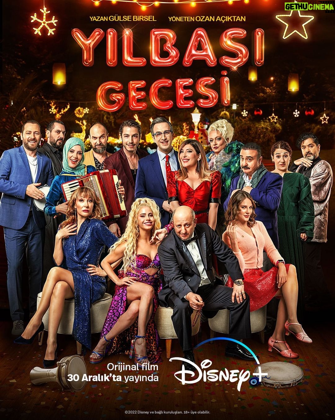 Gülse Birsel Instagram - Heyecanımız da filmin hikayesi gibi tatlı bir kartopundan yuvarlanarak gittikçe bir çığa dönüşüyor! #YılbaşıGecesi 30 Aralık’ta @disneyplustr ‘ta. 🚀🎊🎉🦌 @fatihartman @sebnembozoklu @alinaboz @enistesigelmis @busrapekin @borankuzum @mcengizbozkurt @deryakaradas1 @alicanyucesoy @iremsak @aytasozeri @kubilayqbtuncer @nazmisinan @emirbenderlioglu Bu vesileyle sık sorulan sorulara cevaplar: -Dizi değil film bu. Sinema salonlarında değil @disneyplustr ‘ta. -Yurt dışından Disney+’ı olup seyretmek isteyenler lütfen @disneyplustr ‘ye yazınız, ısrarla isteyiniz. -Yakın ve orta gelecekte TV’ye dizi yok, yine Disney+’a bir dizi yapacağım.🎊