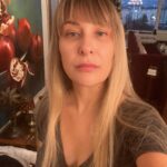 Gülse Birsel Instagram – Hücreler’de konuk oyuncu olundu, o çekim bu çekim yapıldı, işte yılbaşı geçti, yine bi sürü çekim, arada geceleri hep yazı çizi işleri, e galalara gidildi, ödüller şu bu hep yapıldı o işler, sonra heves ettim 1 derece yakın gözlüğü aldım, takmıyorum. Zaten takmayacaksın hayatta. Kısa çünkü hayat. Bak 2024’ün 20 günü geçmiş pühüü.