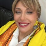 Gülse Birsel Instagram – Hücreler’de konuk oyuncu olundu, o çekim bu çekim yapıldı, işte yılbaşı geçti, yine bi sürü çekim, arada geceleri hep yazı çizi işleri, e galalara gidildi, ödüller şu bu hep yapıldı o işler, sonra heves ettim 1 derece yakın gözlüğü aldım, takmıyorum. Zaten takmayacaksın hayatta. Kısa çünkü hayat. Bak 2024’ün 20 günü geçmiş pühüü.