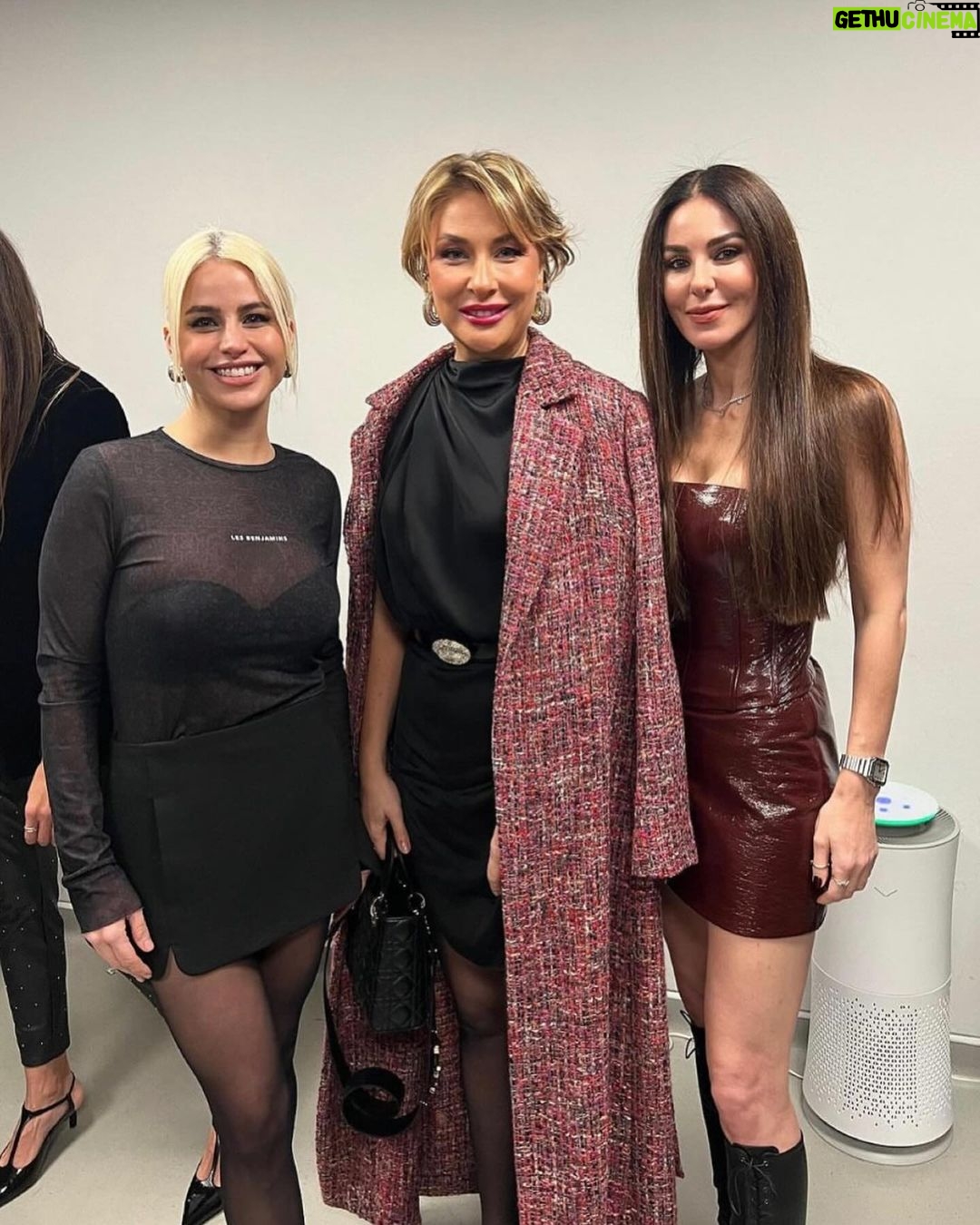 Gülse Birsel Instagram - Hücreler’de konuk oyuncu olundu, o çekim bu çekim yapıldı, işte yılbaşı geçti, yine bi sürü çekim, arada geceleri hep yazı çizi işleri, e galalara gidildi, ödüller şu bu hep yapıldı o işler, sonra heves ettim 1 derece yakın gözlüğü aldım, takmıyorum. Zaten takmayacaksın hayatta. Kısa çünkü hayat. Bak 2024’ün 20 günü geçmiş pühüü.