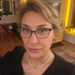 Gülse Birsel Instagram – Hücreler’de konuk oyuncu olundu, o çekim bu çekim yapıldı, işte yılbaşı geçti, yine bi sürü çekim, arada geceleri hep yazı çizi işleri, e galalara gidildi, ödüller şu bu hep yapıldı o işler, sonra heves ettim 1 derece yakın gözlüğü aldım, takmıyorum. Zaten takmayacaksın hayatta. Kısa çünkü hayat. Bak 2024’ün 20 günü geçmiş pühüü.
