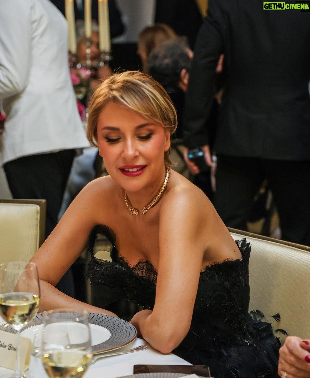 Gülse Birsel Instagram - Ortaya karışık. 📸 Bu aralar yolda durdurup “Niye geziyorsunuz, gidip yazsanıza?!” şeklinde fırça atan tüm seyirciler, canımsınız! Ancak arada sırada evimden çıkıp hava alabilirim yüksek müsaadenizle. Bir de bu süslü fotoğraflar da aslında gezme değil, çekimdi sahneydi ödüldü, işlerin başka yönü. Genellikle laptop başında sabahlayan bir garibim ben. Sokakta azarlamayın, günah be.🥹