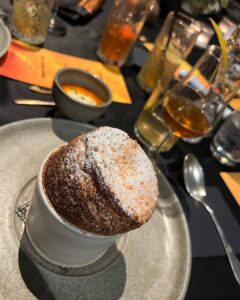 Gülse Birsel Instagram - İskoçya’dan dump gibi değil gibi bi şey.♥️🥃 @busrapekin @mericaral @enistesigelmis @ekocofficial @selencarhoglu @lifewithacloud #davet #edinburgh