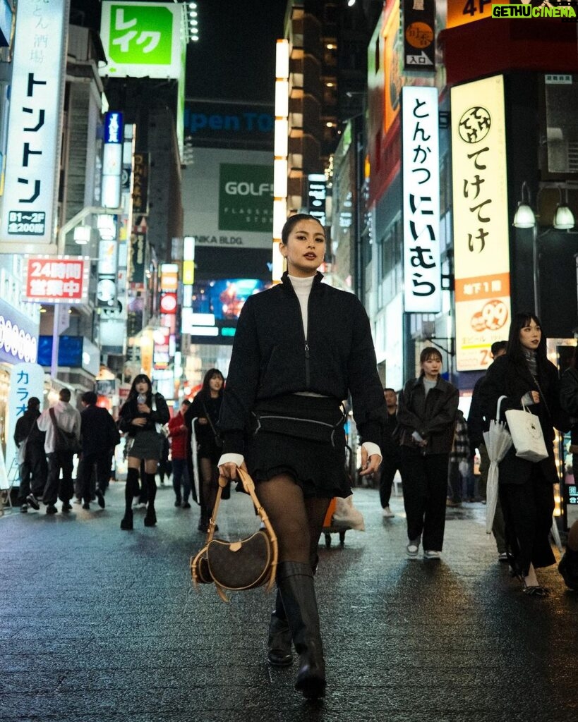 Gabbi Garcia Instagram - shinjuku on a wed night 🍜 @louisvuitton #LouisVuitton @shotbykhalilr Shinjuku Tokyo,Japan (日本东京，新宿）