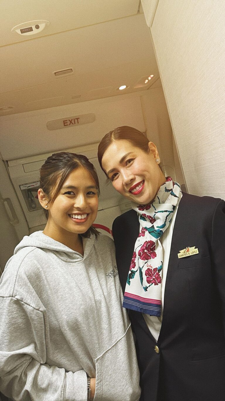 Gabbi Garcia Instagram - throwback to our flight going home from Canada with @flypal about a month ago 🤣 my mom before being promoted as a flight purser with one of her most demanding, most difficult, and most loved passengers, ME 😅😩🤣 nadamay pa si @khalilramos wahahaha! love you mom @lopeztes!!! Lol!! here’s to more flights with you! 🙈