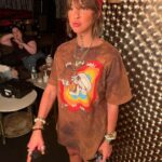 Gabbie Hanna Instagram - Last night was perfect, proud of myself and my band and GRACIOUS to my fans, @thepeppermintclub & @breakingsound for hosting. Piecing together a video of the show, we recorded audio :) plz comment on this post if you have footage from the show, I’d love to include it in my video (with credit!) 💕