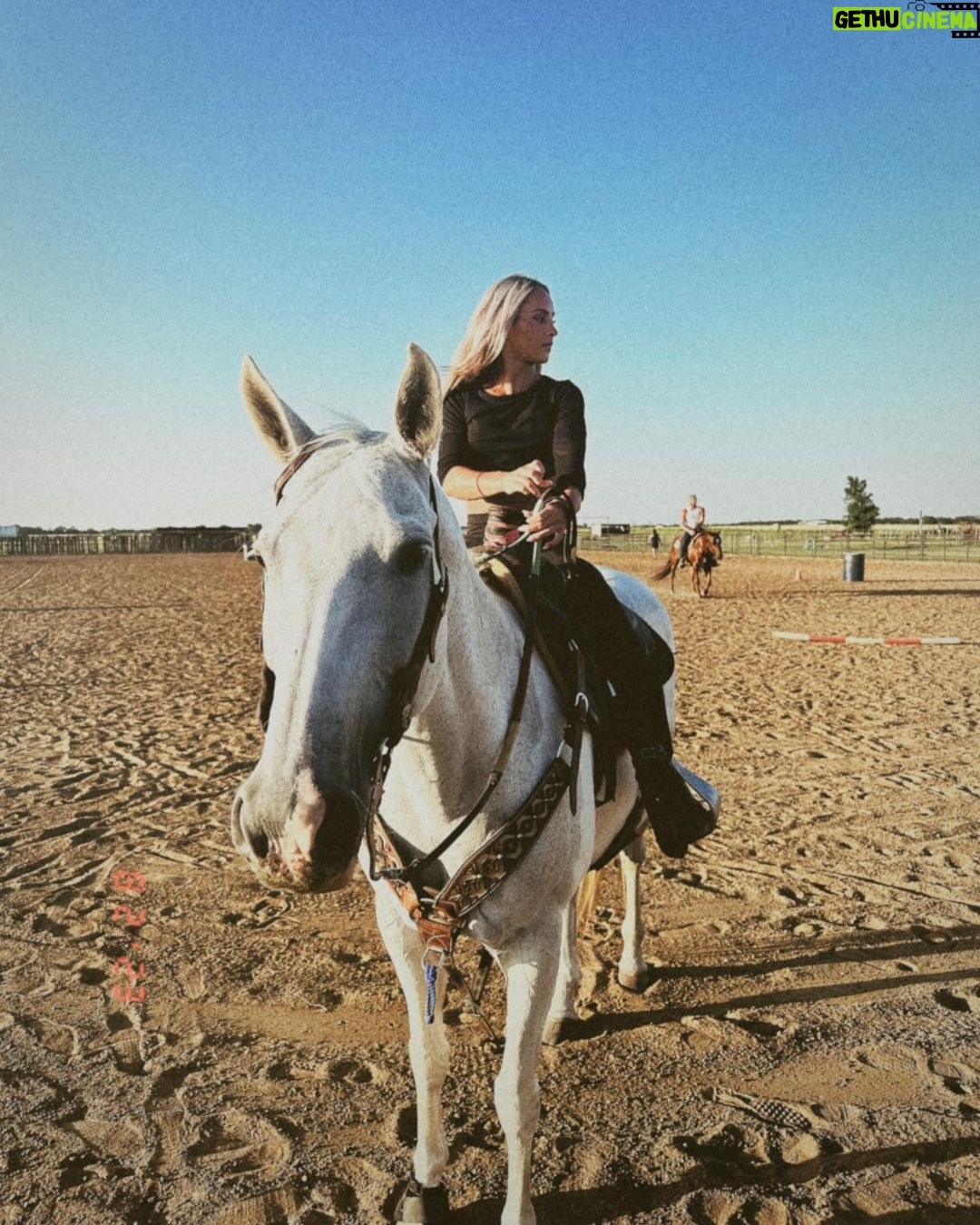 Gabi Butler Instagram - giddy up cowboy 🐎🌵🔥