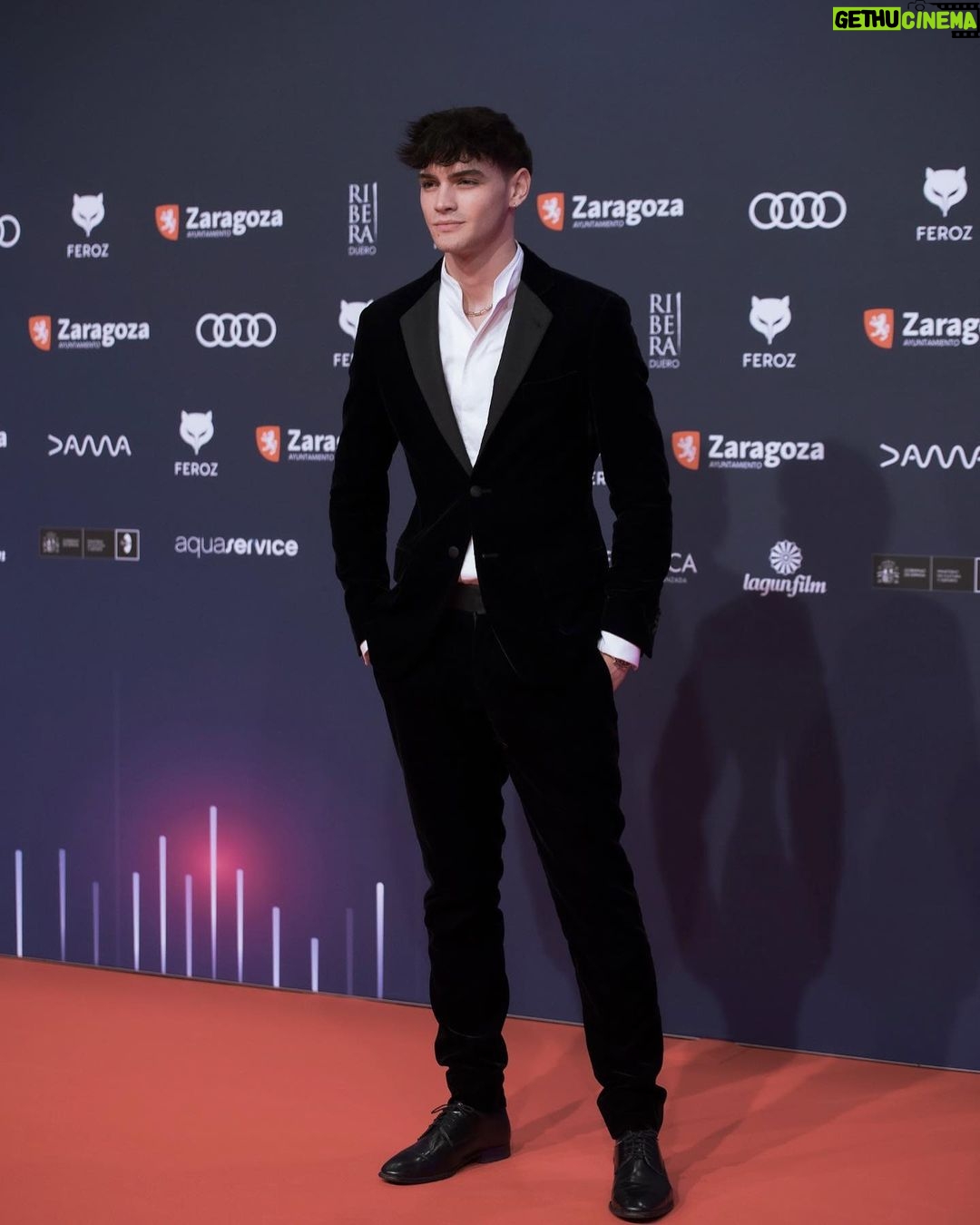 Gabriel Guevara Instagram - Un Honor para mi poder asistir por primera vez a los @premiosferoz , una experiencia maravillosa de la que pude disfrutar junto con algunos de mis compañeros mas preciados, gracias por esta aventura. Con @emporioarmani 📸: @teamup_media EDIT by: @erikasanzphoto Zaragoza, Spain
