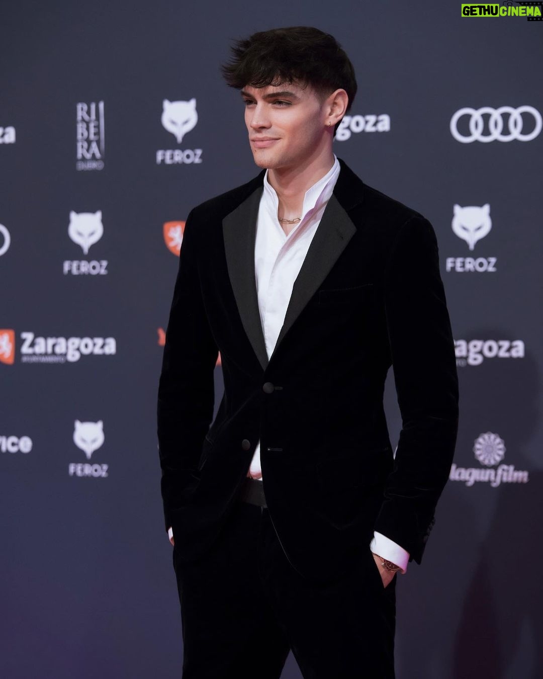 Gabriel Guevara Instagram - Un Honor para mi poder asistir por primera vez a los @premiosferoz , una experiencia maravillosa de la que pude disfrutar junto con algunos de mis compañeros mas preciados, gracias por esta aventura. Con @emporioarmani 📸: @teamup_media EDIT by: @erikasanzphoto Zaragoza, Spain