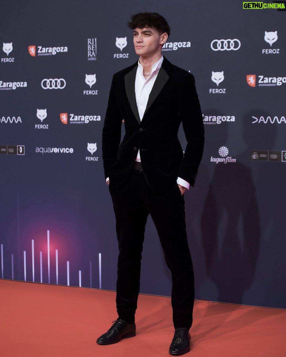 Gabriel Guevara Instagram - Un Honor para mi poder asistir por primera vez a los @premiosferoz , una experiencia maravillosa de la que pude disfrutar junto con algunos de mis compañeros mas preciados, gracias por esta aventura. Con @emporioarmani 📸: @teamup_media EDIT by: @erikasanzphoto Zaragoza, Spain
