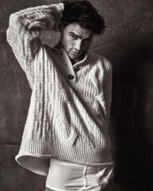 Gabriel Guevara Instagram - Editorial @risbelmagazine by @valero_rioja