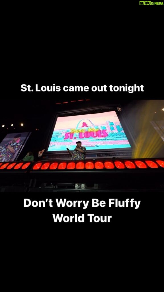 Gabriel Iglesias Instagram - What a way to close out the weekend 🤗 Thank u St. Louis and everyone who came out to see us this weekend. 📸 @eddro42
