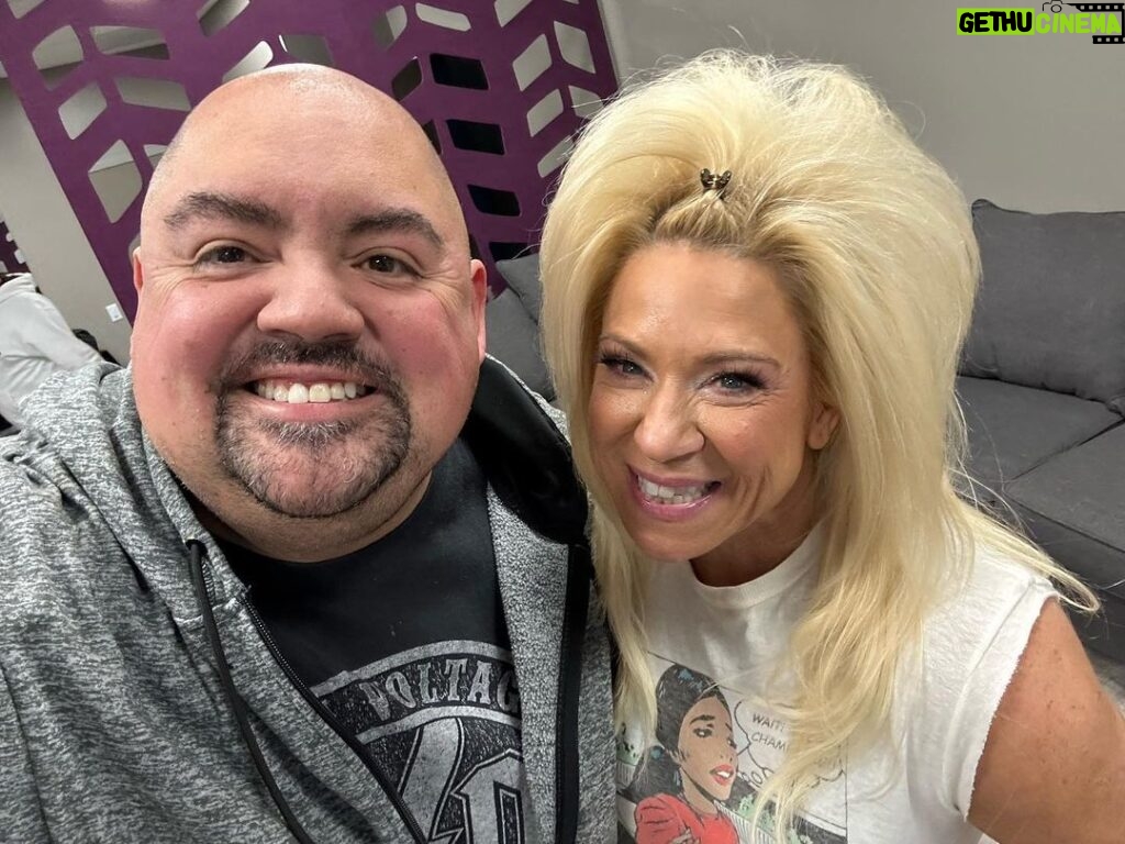 Gabriel Iglesias Instagram - Got a special visit today in Peoria from @theresacaputo The Long Island Medium 🤗 Thank u for being so nice to my team and I. Peoria Civic Center