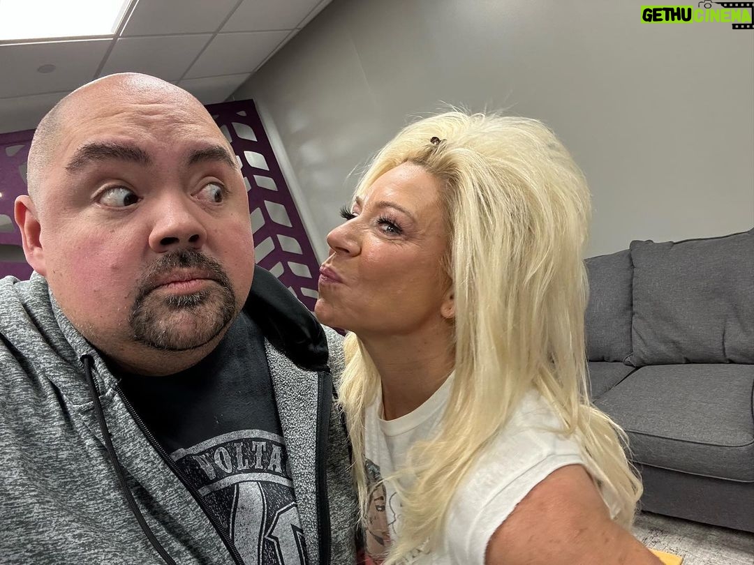 Gabriel Iglesias Instagram - Got a special visit today in Peoria from @theresacaputo The Long Island Medium 🤗 Thank u for being so nice to my team and I. Peoria Civic Center