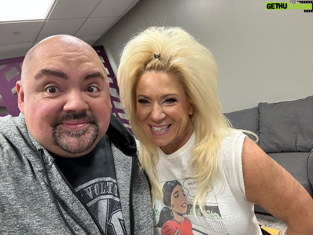 Gabriel Iglesias Instagram - Got a special visit today in Peoria from @theresacaputo The Long Island Medium 🤗 Thank u for being so nice to my team and I. Peoria Civic Center