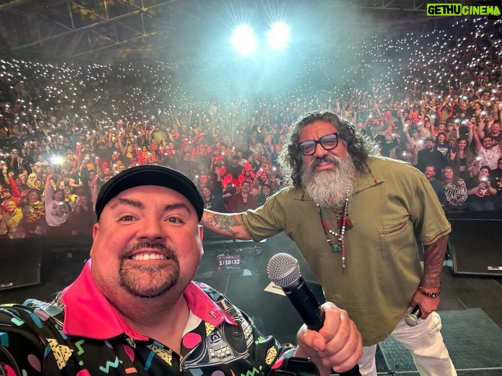 Gabriel Iglesias Instagram - What a way to end an incredible weekend of shows. Thank u Kennewick, Washington. Until next time 😊 #FluffyWorldTour