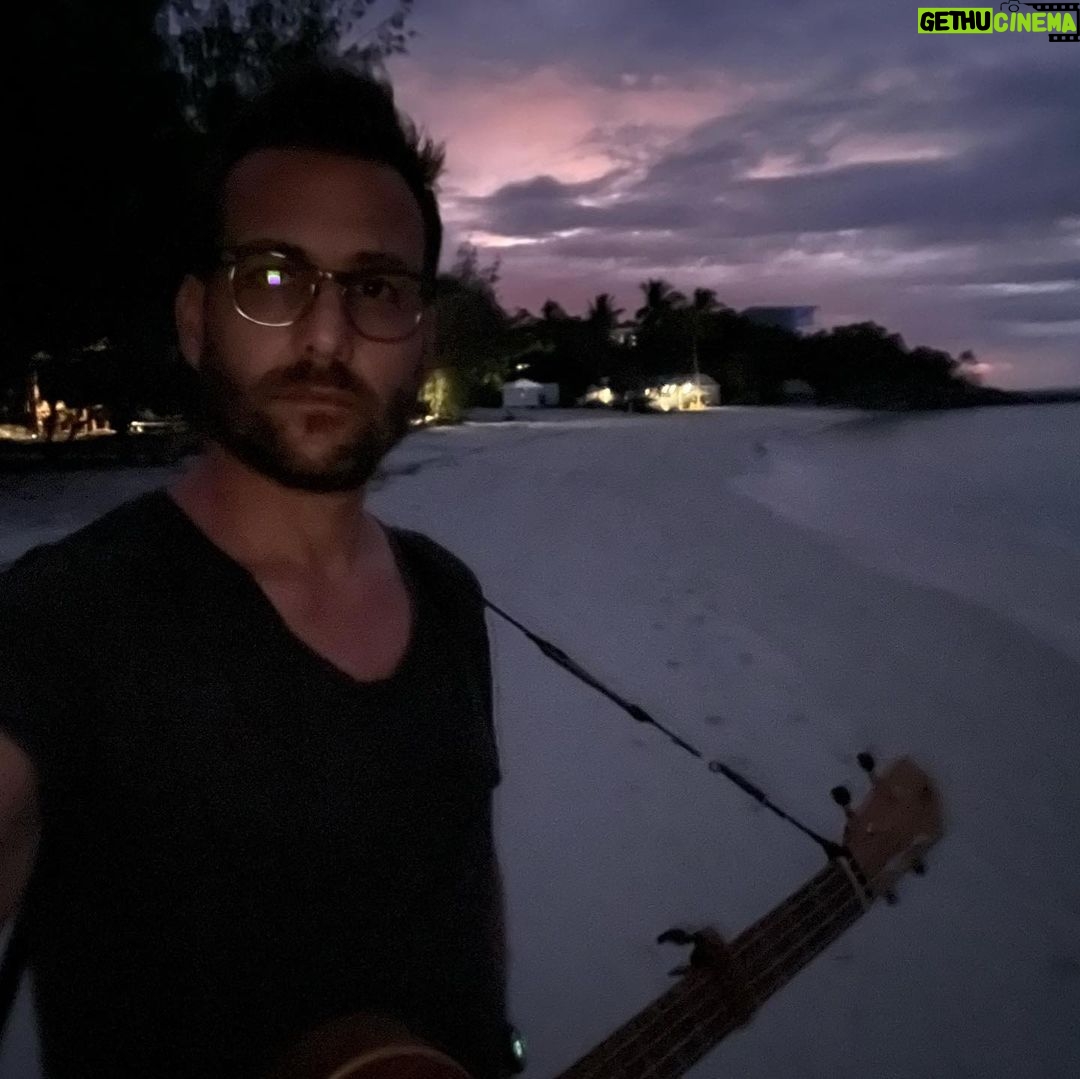 Gabriel Macht Instagram - Nothing like bringing in my 50th birthday back in January @lizardisland #music #painting #snorkling #reading #resting #relaxation #greatbarrierreef#lizardislandresearchstation #sacredjiiguru #hospitality #justtherightwaytobringinmy50s5monthsago #celebrating50allyearlong
