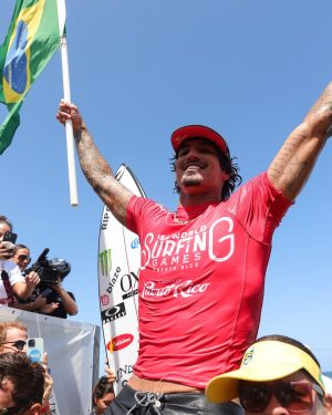 Gabriel Medina Instagram - Toda honra e toda gloria a Deus! 
🇧🇷🇧🇷🇧🇷🇧🇷🇧🇷🥷🏻🥷🏻🥷🏻🥷🏻🥷🏻 

🎥: @lucasbalbino_