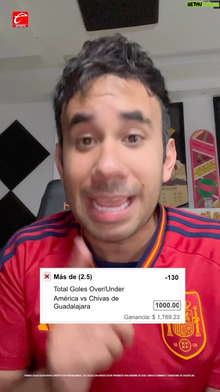 Gabriel Montiel Instagram - ¡MOMOMOMOMIAZOS DEL CLÁSICO DE MÉXICO! 🤑 @werevertumorro trae 4 picks para el juegazo entre @clubamerica y @chivas 🦅🐐 ¿Cuál fue su apuesta favorita? 👀 LINK EN BIO 📲 #MásAcciónMásDiversión #ApuestaEnCaliente #Werevertumorro #ClásicoDeMéxico
