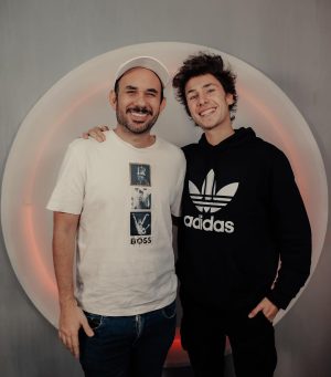Gabriel Montiel Instagram - Ya es martes de NHLF y en esta ocasión @werevertumorro nos contó cómo desde niño soñó con ser futbolista o guionista, hasta conocer YouTube y comenzar a hacer videos por diversión. Lo que significó ser uno de los pioneros en YouTube y desgraciadamente sufrir una estafa por miles de pesos y saberse recuperar. Recibir una oferta de Telehit para hacer contenido para ellos y arriesgarse rechazándola para mejor hacer el contenido para él mismo. Y cómo decidió, después de todo esto, retomar su sueño de niño de convertirse en futbolista e irse a jugar a tercera división.

Disfruten de este nuevo episodio de @nohagaslofacil con @werevertumorro completamente gratis EN VIDEO solo por @spotifymexico 🎥🎙️

📸 @jerrybudar