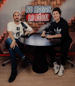 Gabriel Montiel Instagram - Ya es martes de NHLF y en esta ocasión @werevertumorro nos contó cómo desde niño soñó con ser futbolista o guionista, hasta conocer YouTube y comenzar a hacer videos por diversión. Lo que significó ser uno de los pioneros en YouTube y desgraciadamente sufrir una estafa por miles de pesos y saberse recuperar. Recibir una oferta de Telehit para hacer contenido para ellos y arriesgarse rechazándola para mejor hacer el contenido para él mismo. Y cómo decidió, después de todo esto, retomar su sueño de niño de convertirse en futbolista e irse a jugar a tercera división.

Disfruten de este nuevo episodio de @nohagaslofacil con @werevertumorro completamente gratis EN VIDEO solo por @spotifymexico 🎥🎙️

📸 @jerrybudar